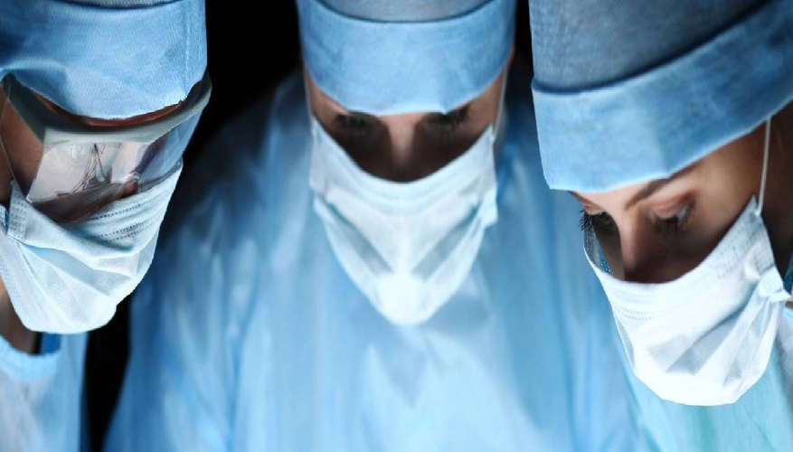 A specialist providing noninvasive varicose veins treatment to a patient.