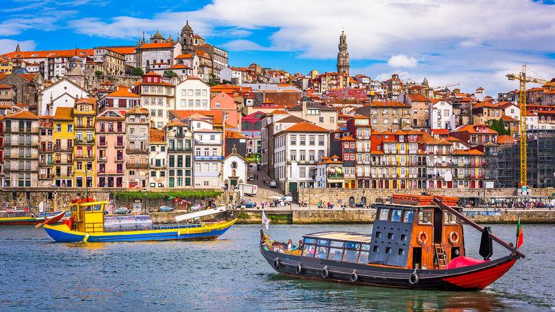A beautiful view of Portugal buildings and the boats